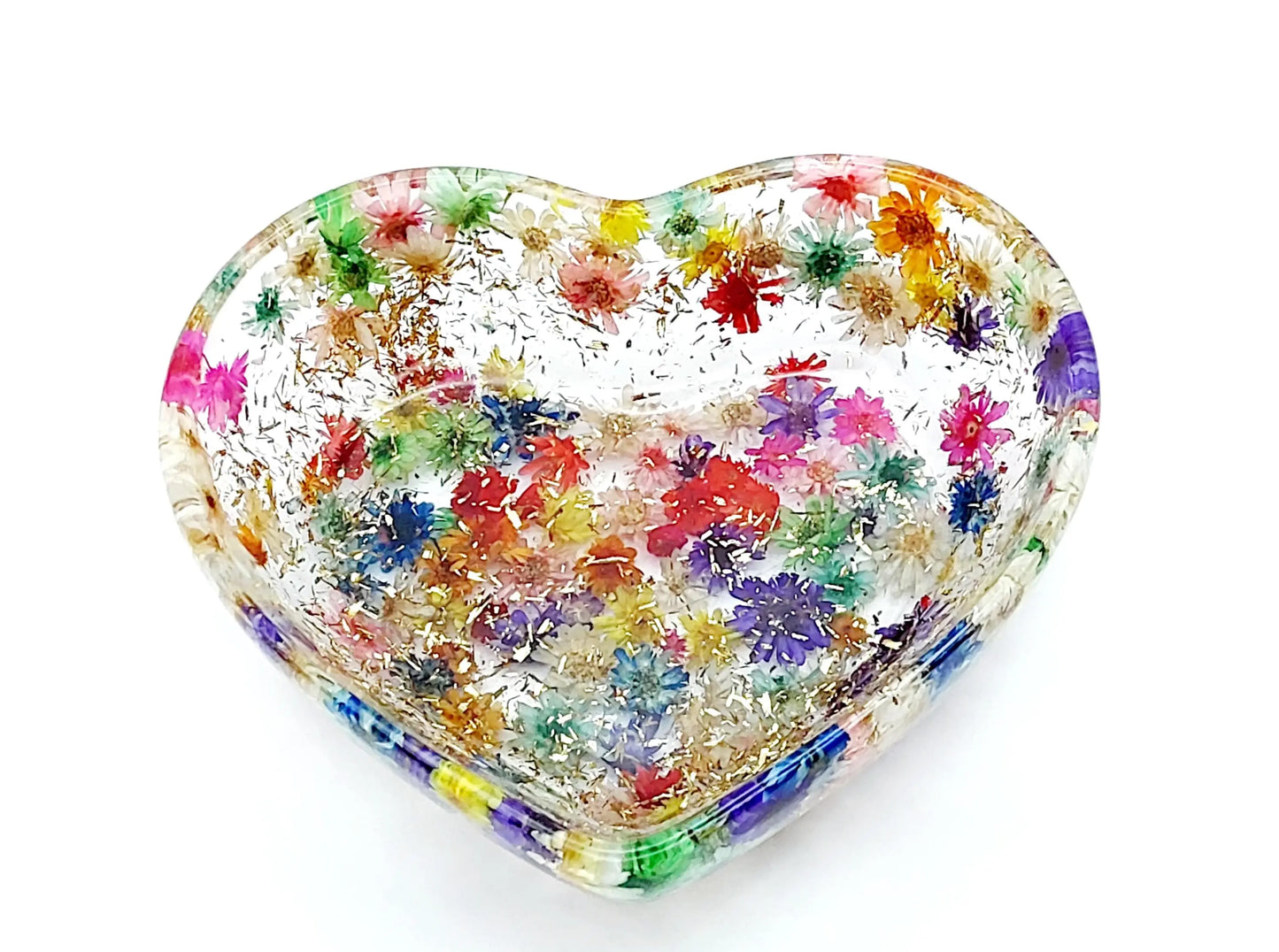 Vide-poches "Petit Coeur" en résine époxy, fleurs multicolores et paillettes dorées, vue de dessus.