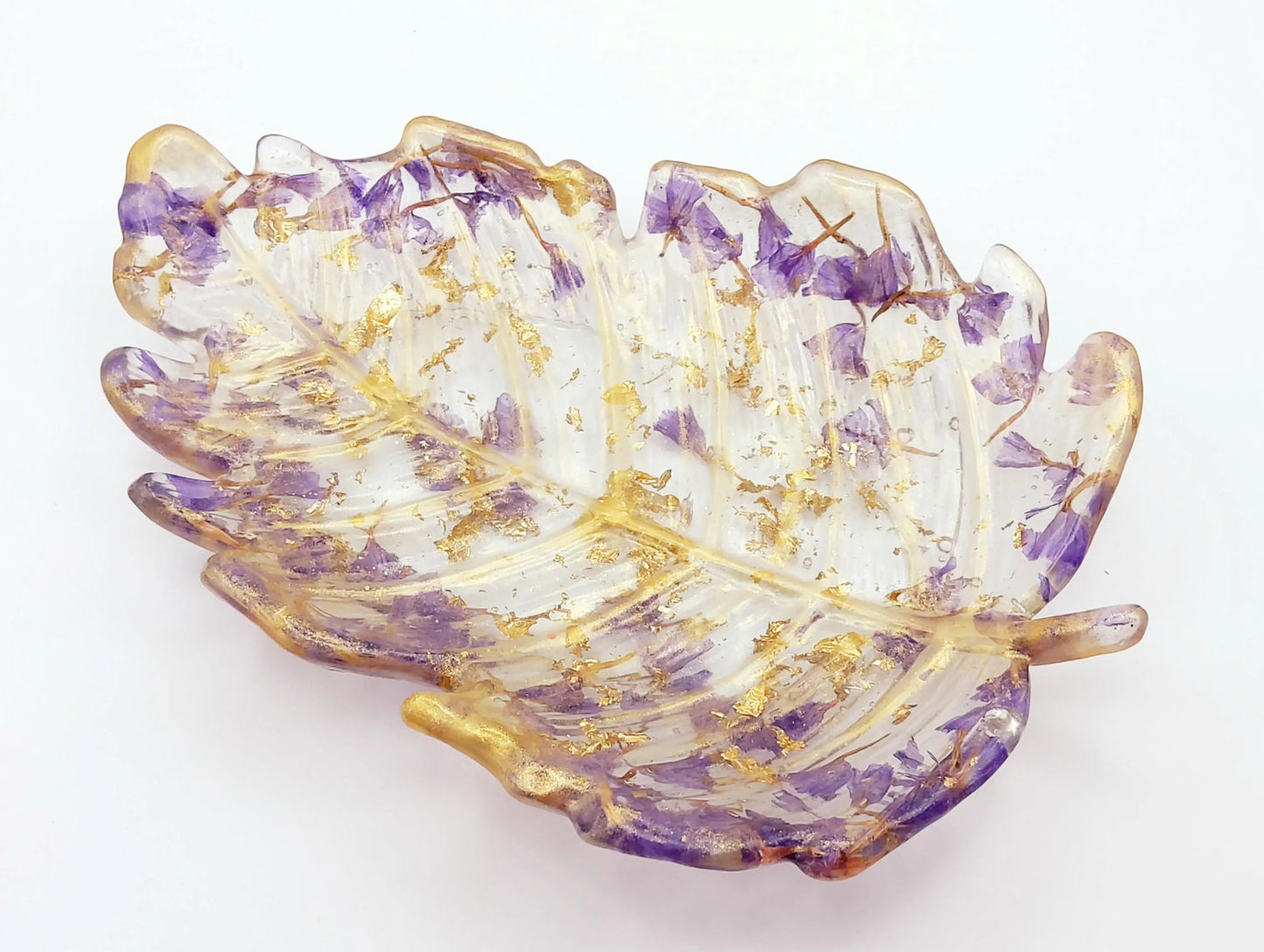 Vide-poches Petite feuille, en résine - Fleurs séchées mauves et feuille d'or - PRETTY RESINE