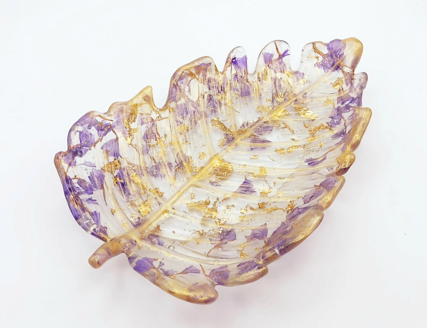 Vide-poches Petite feuille, en résine - Fleurs séchées mauves et feuille d'or - PRETTY RESINE
