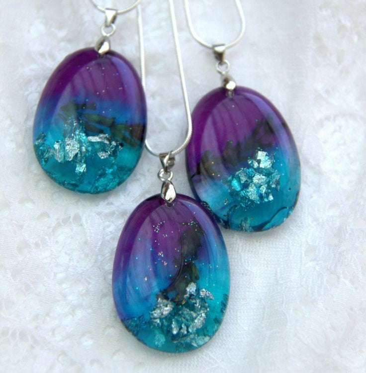 Pendentifs en résine époxy - Violet, bleu et feuille d'argent