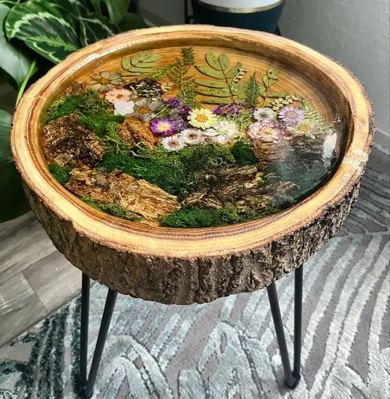 Table trépied en résine époxy et bois, avec inclusion de feuilles et fleurs séchées