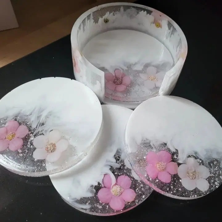 Dessous de verre en résine époxy et leur socle. Blancs et transparentes avec fleurs séchées roses