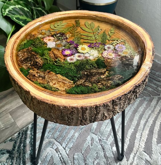 Table trépied en résine époxy et bois, avec inclusion de feuilles et fleurs séchées