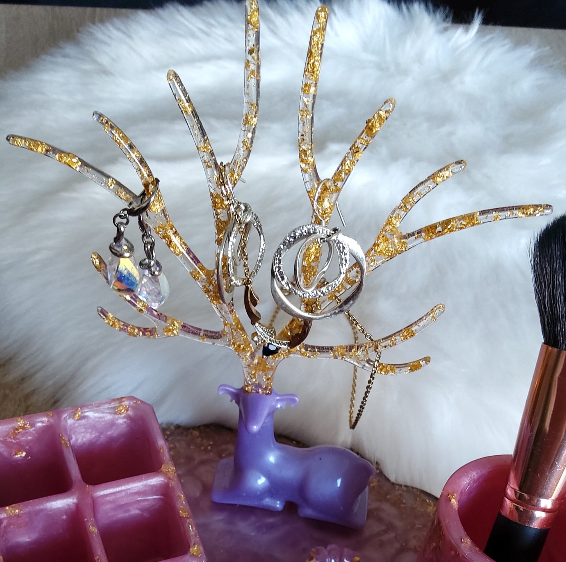 Plateau Rangement Maquillage Rond - Rose, mauve et or - Zoom sur le cerf porte-bijoux - PRETTY RESINE