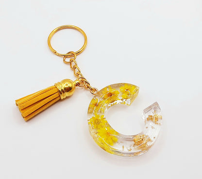 Porte-clés Lettre C, en résine époxy - Fleurs jaunes et feuille d'or - PRETTY RESINE