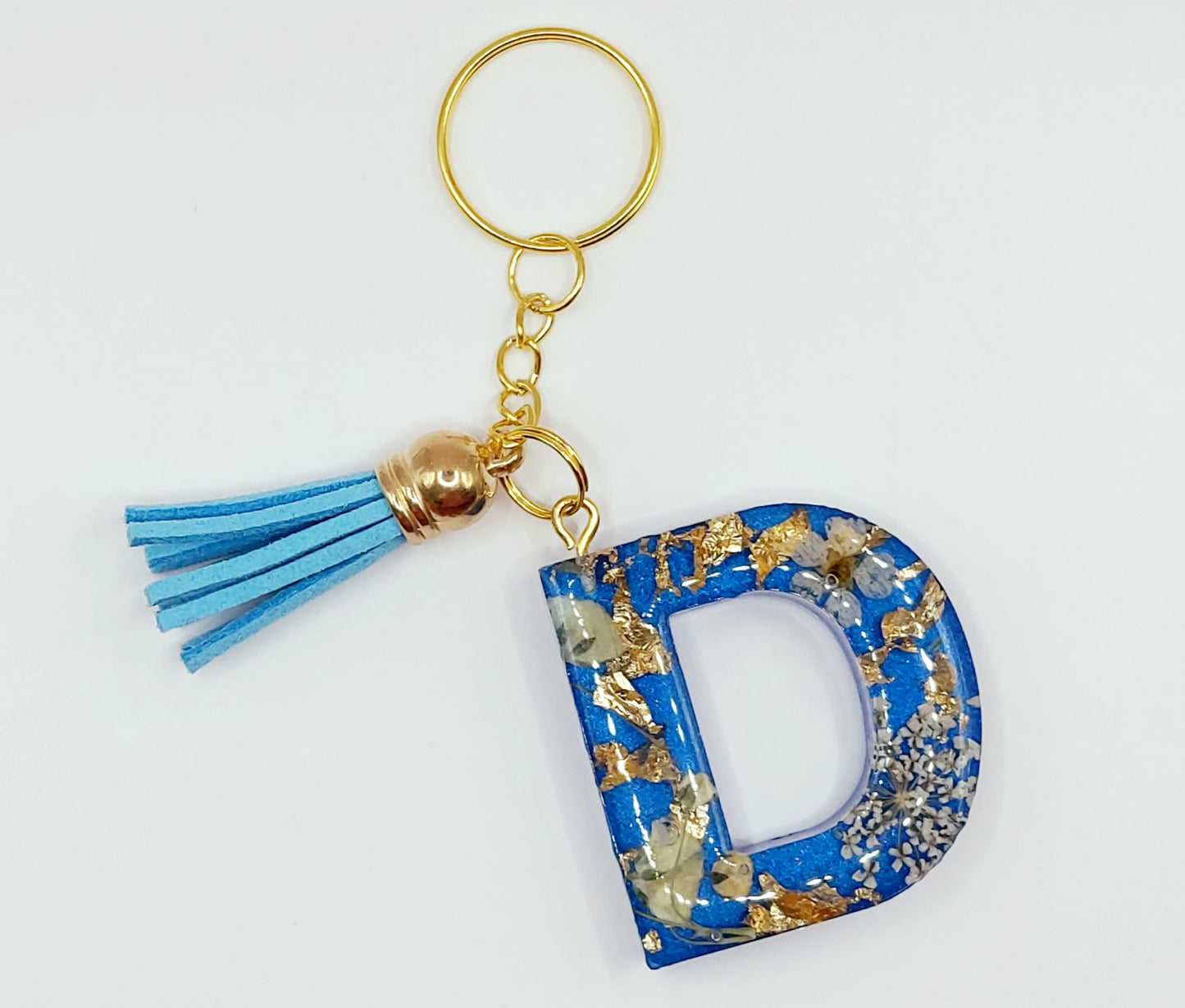 Porte-clés Lettre D en résine - Bleu avec fleurs blanches et feuille d'or