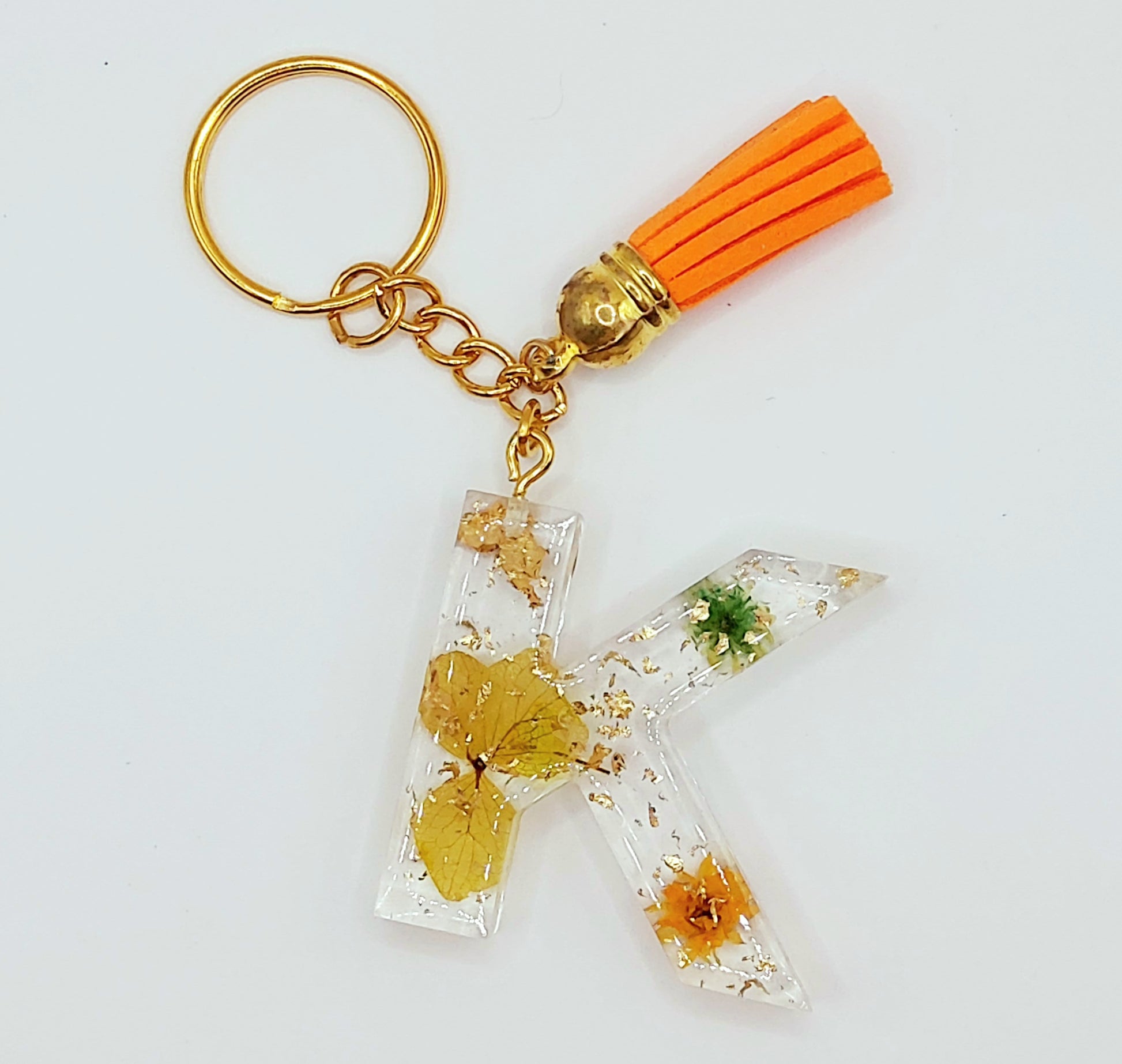 Porte-clés Lettre K, en résine époxy - Fleurs jaunes, oranges, vertes, et feuille d'or