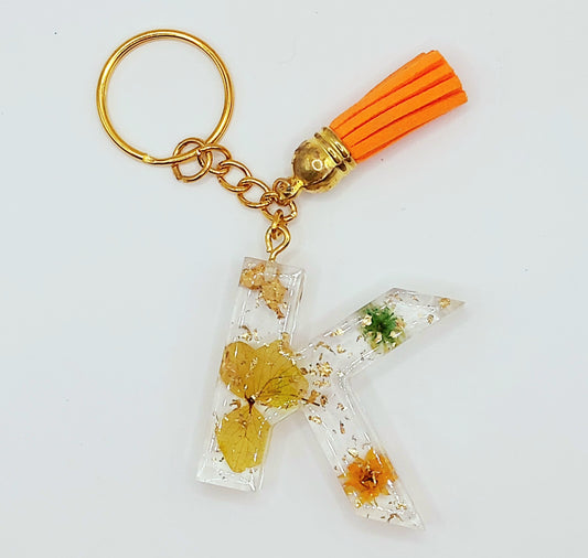 Porte-clés Lettre K, en résine époxy - Fleurs jaunes, oranges, vertes, et feuille d'or