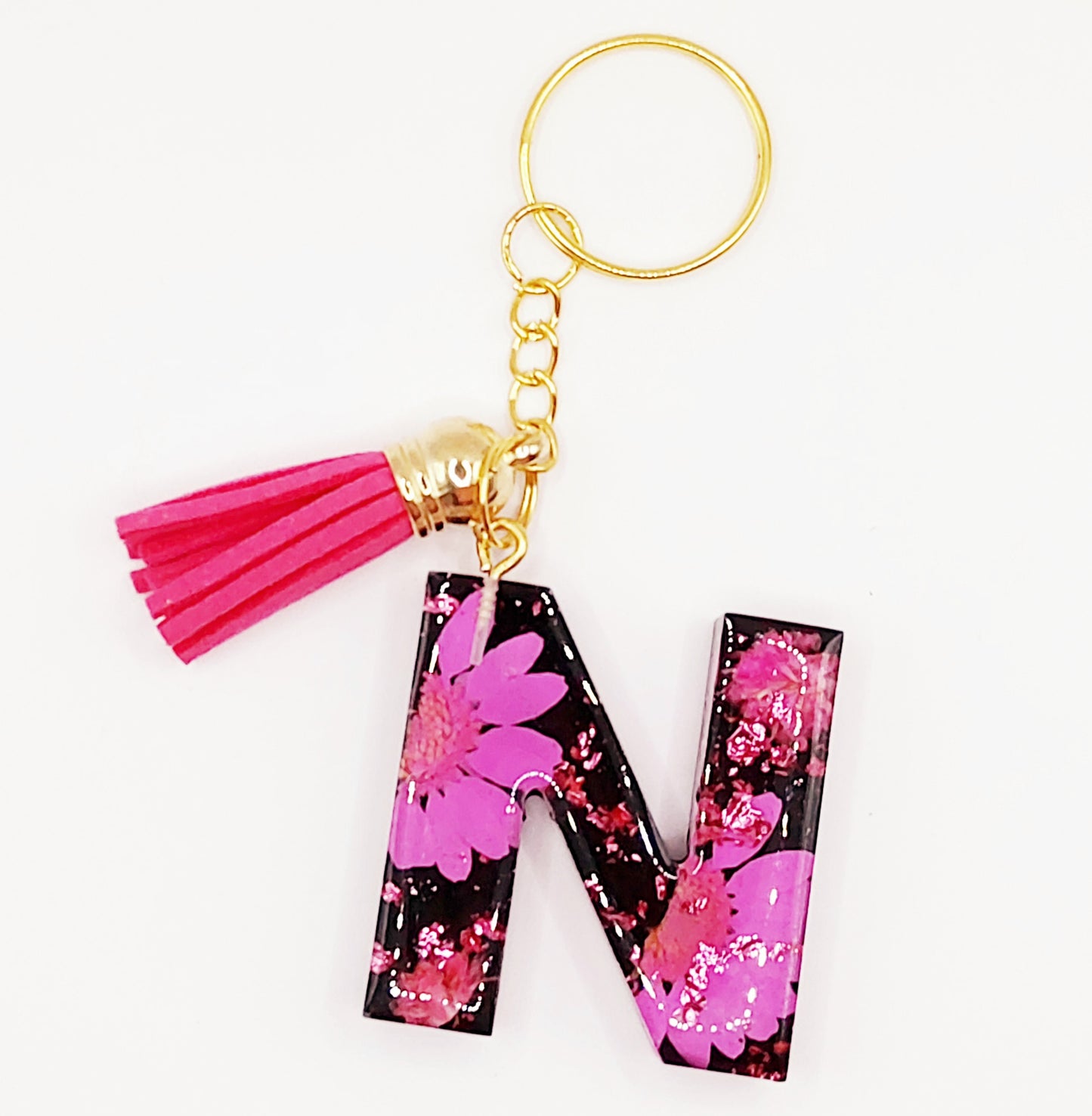 Porte-clés Lettre N, en résine époxy - Noir, fleurs rose et feuille d'or - PRETTY RESINE