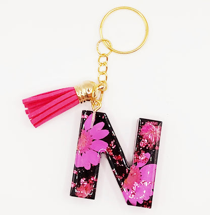 Porte-clés Lettre N, en résine époxy - Noir, fleurs rose et feuille d'or - PRETTY RESINE