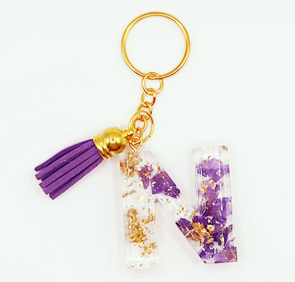 Porte-clés Lettre N, en résine époxy - Fleurs mauves et feuille d'or - PRETTY RESINE