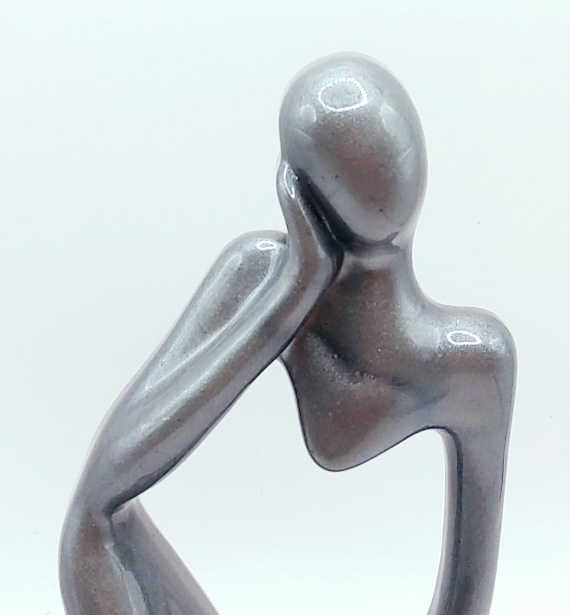 Statuette Le Penseur  - gris argenté - Gros plan -  PRETTY RESINE