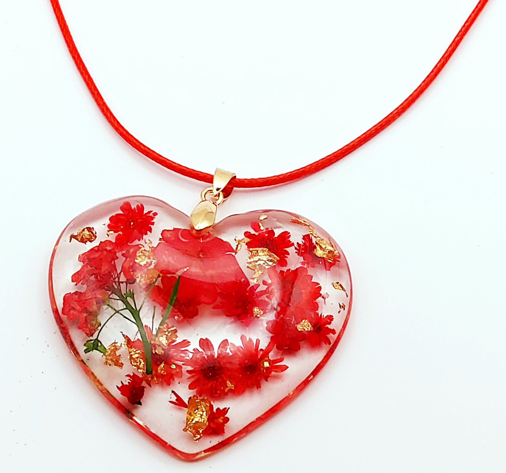 Pendentif "Coeur fleurir, en résine époxy. Fleurs rouges - PRETTY RESINE