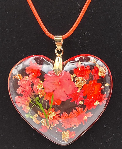 Pendentif "Coeur fleuri", sur fond noir - PRETTY RESINE