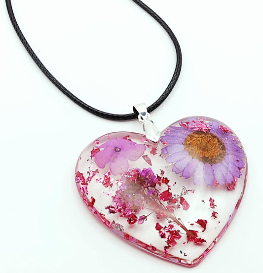 Pendentif "Coeur fleuri" en rine époxy, fleurs mauves - PRETTY RESINE