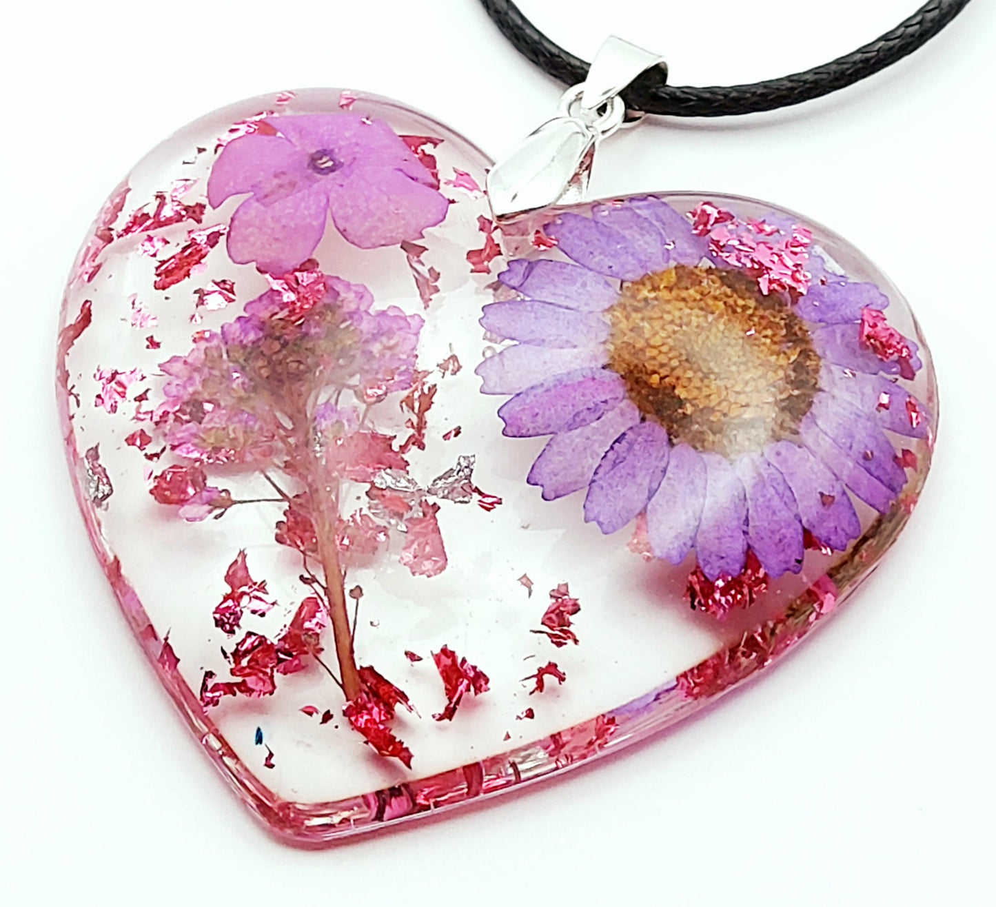 Pendentif "Coeur fleuri" mauve, gros plan - PRETTY RESINE