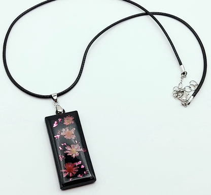 Pendentif Rectangulaire orné de fleurs séchées - Noir avec fleurs roses - PRETTY RESINE