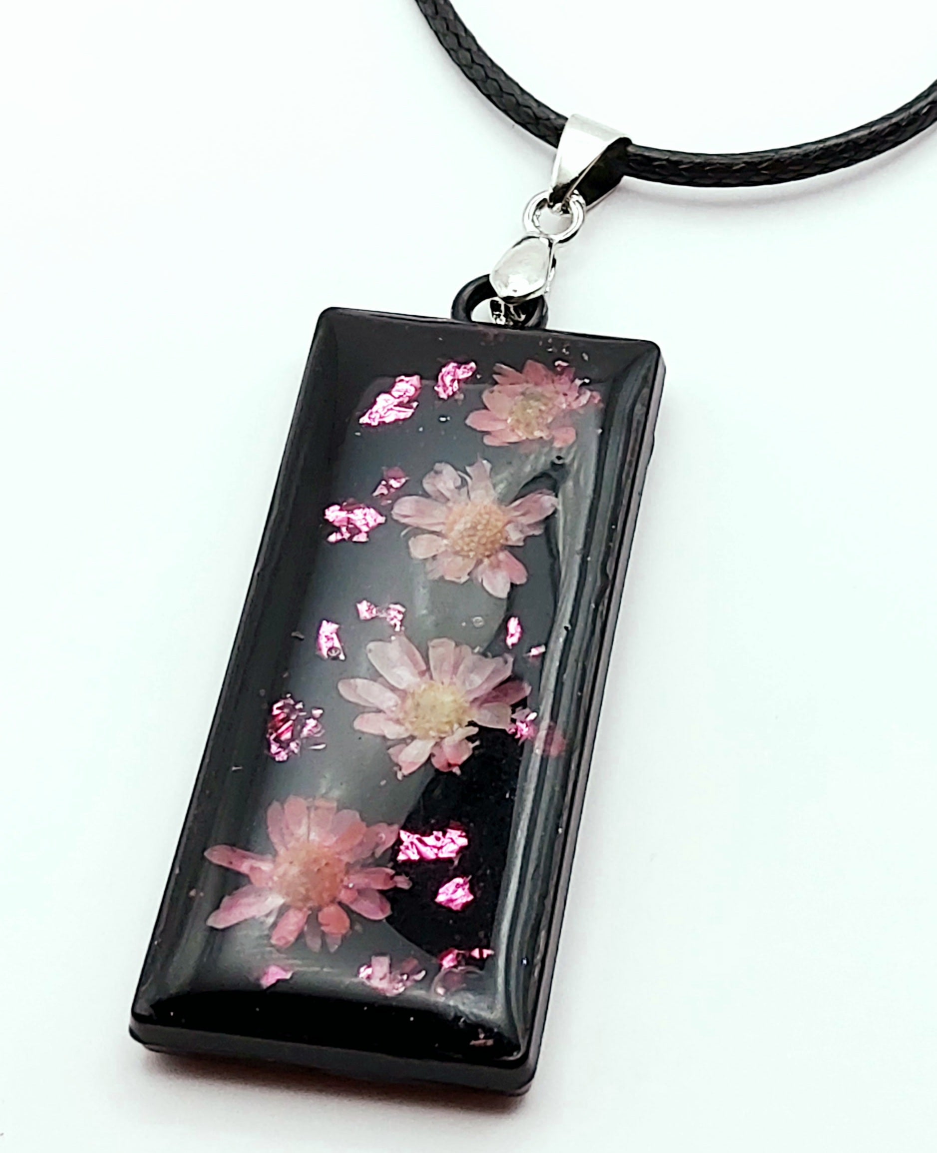 Pendentif Rectangulaire orné de fleurs séchées - Noir avec fleurs roses - PRETTY RESINE