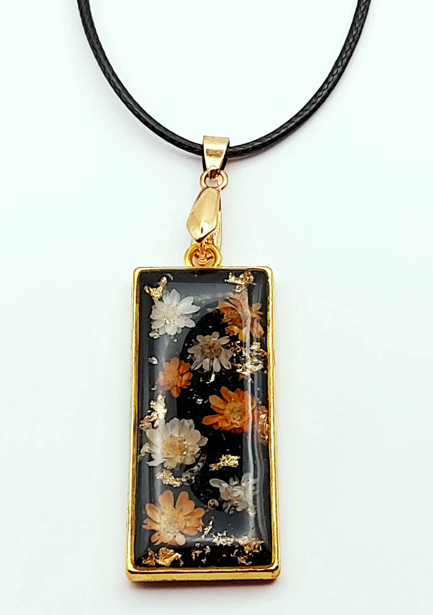 Pendentif Rectangulaire orné de fleurs séchées - Doré, fond noir, fleurs oranges et blanches - Cordon en coton ciré noir - PRETTY RESINE