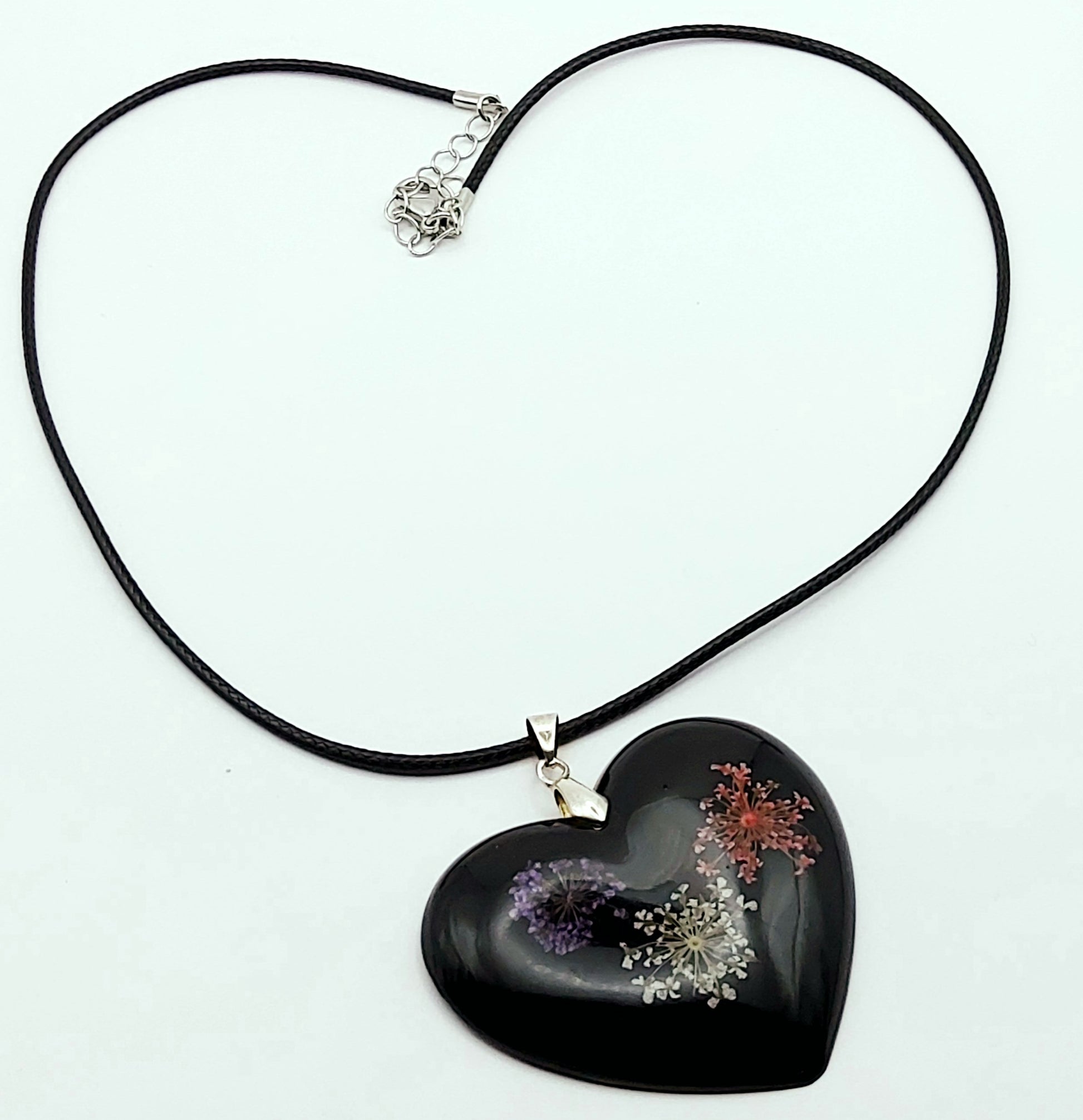 Pendentif Coeur fleuri en résine époxy - Noir et fleurs multicolores