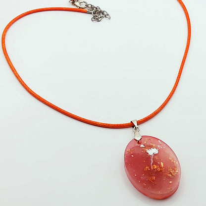 Pendentif Ovale, en résine époxy - Corail et feuille d'or - Cordon en coton ciré orange -  PRETTY RESINE