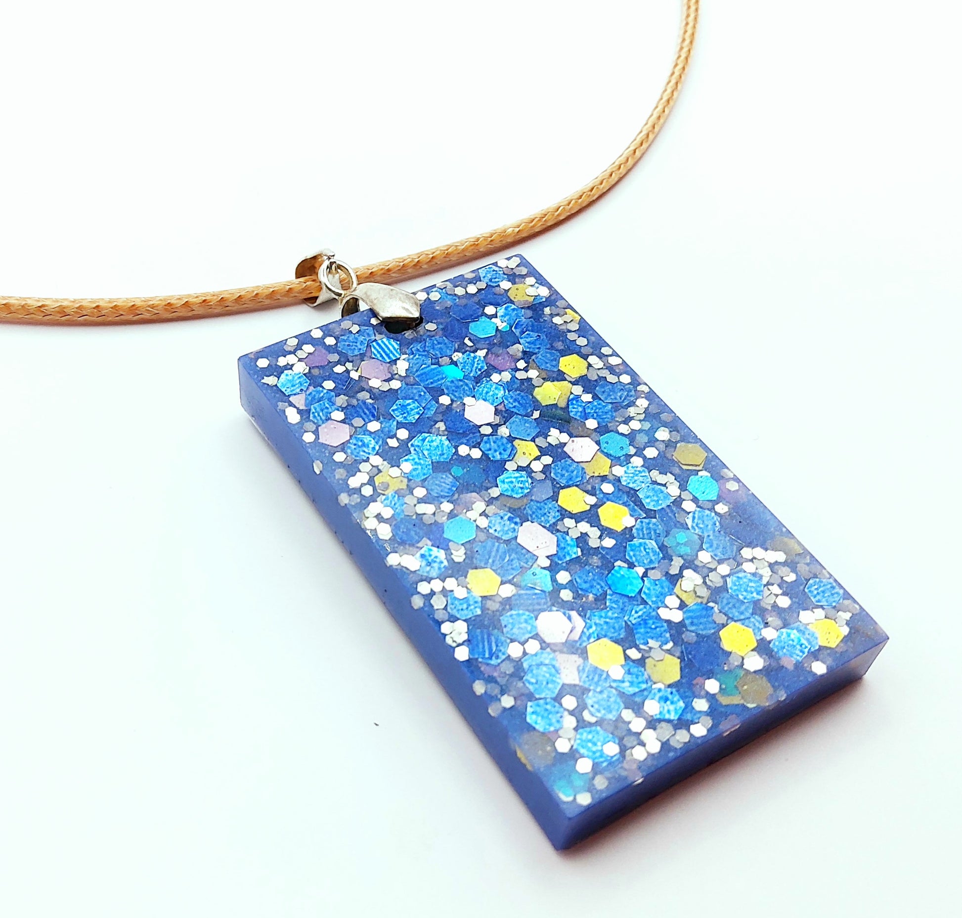 Pendentif Rectangulaire, en résine époxy - Bleu avec paillettes holographiques - Cordon en coton ciré beige - PRETTY RESINE