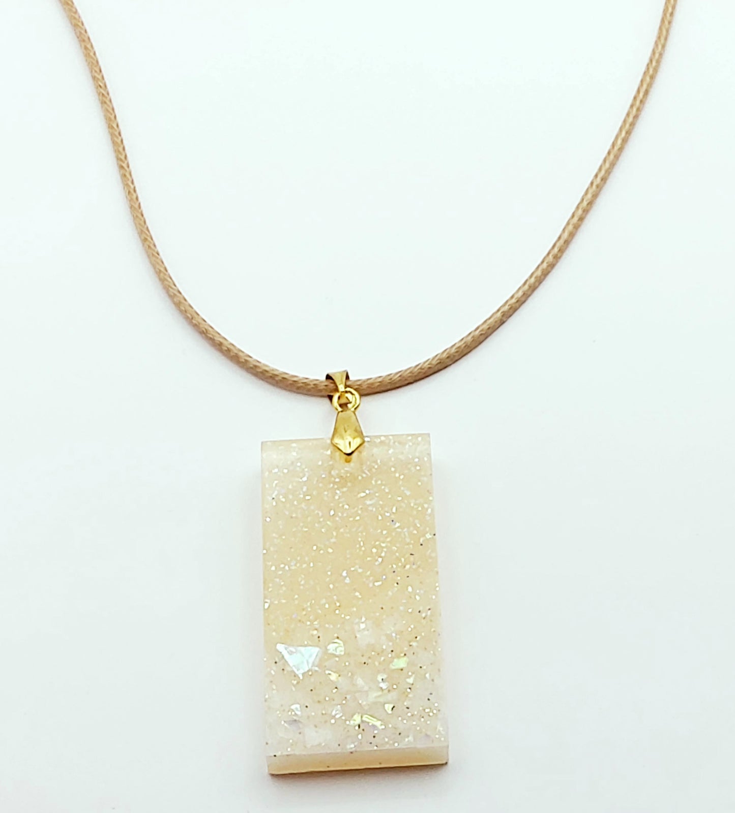 Pendentif Rectangulaire, en résine époxy - Beige et paillettes - PRETTY RESINE