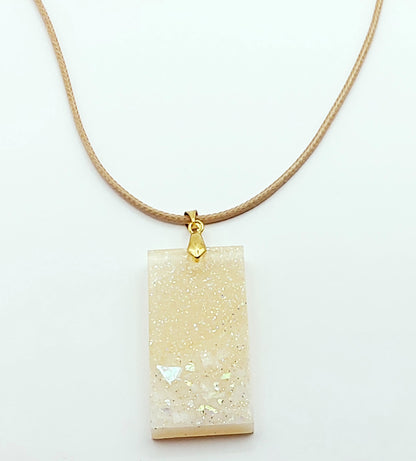 Pendentif Rectangulaire, en résine époxy - Beige et paillettes - PRETTY RESINE