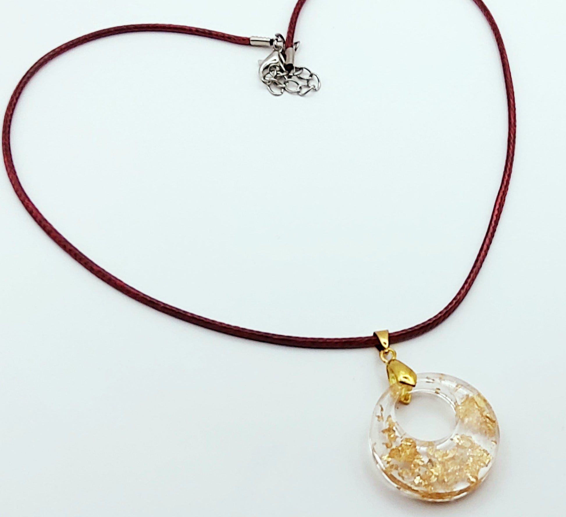 Pendentif Rond, en résine époxy - Transparent avec feuille d'or - Cordon en coton ciré bordeaux - PRETTY RESINE