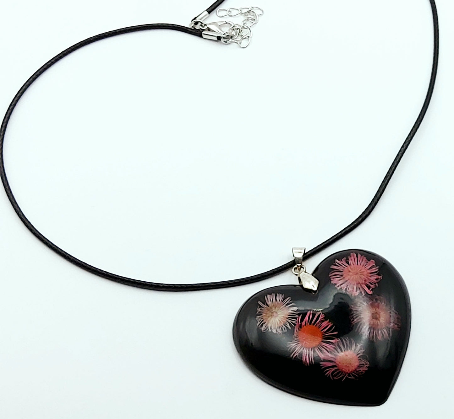 Pendentif "Coeur fleuri" et son cordon en coton ciré - PRETTY RESINE