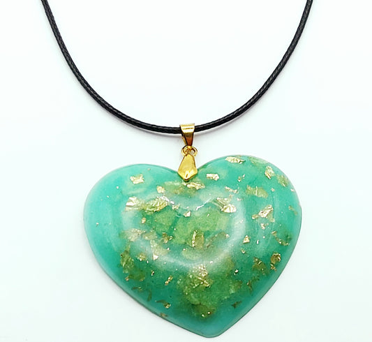 Pendentif Coeur en résine époxy et feuille d'or - Vert et cordon en coton ciré Noir - PRETTY RESINE 