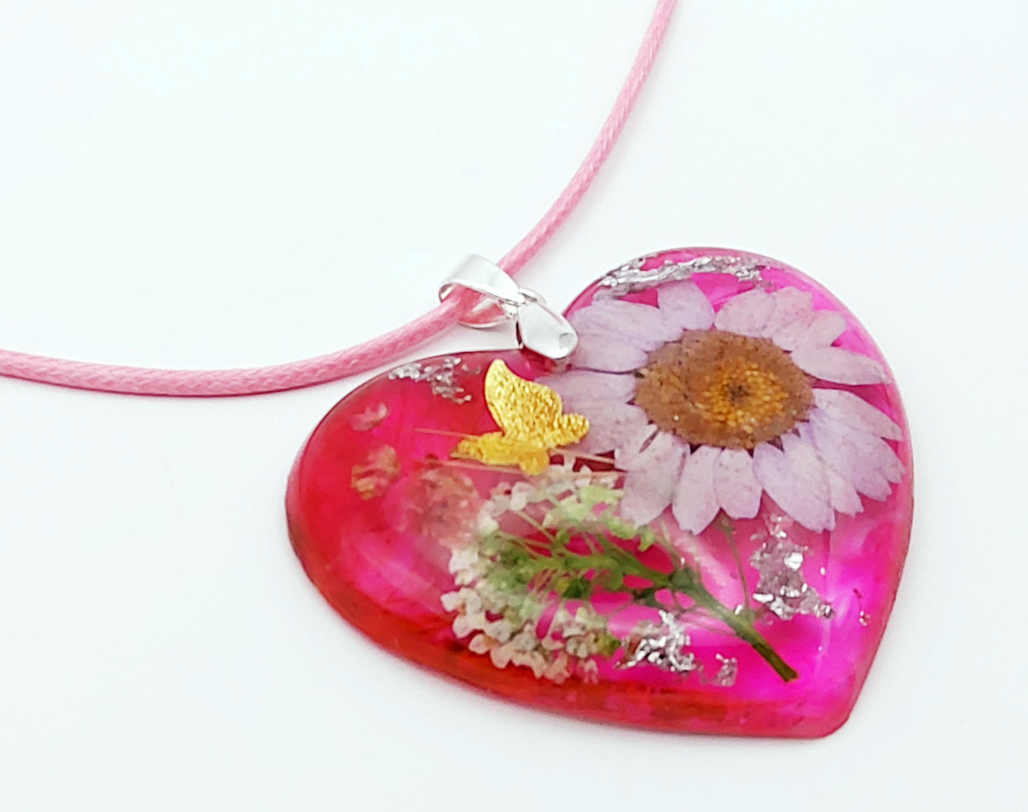 Pendentif "Coeur fleuri" rose, avec fleurs et papillon 