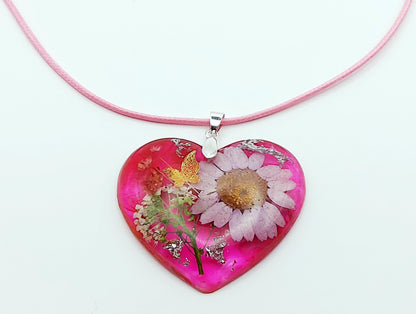 Pendentif "Coeur fleuri" mauve en résine époxy - Fleurs séchées mauve et blanche - Insert d'un papillon doré