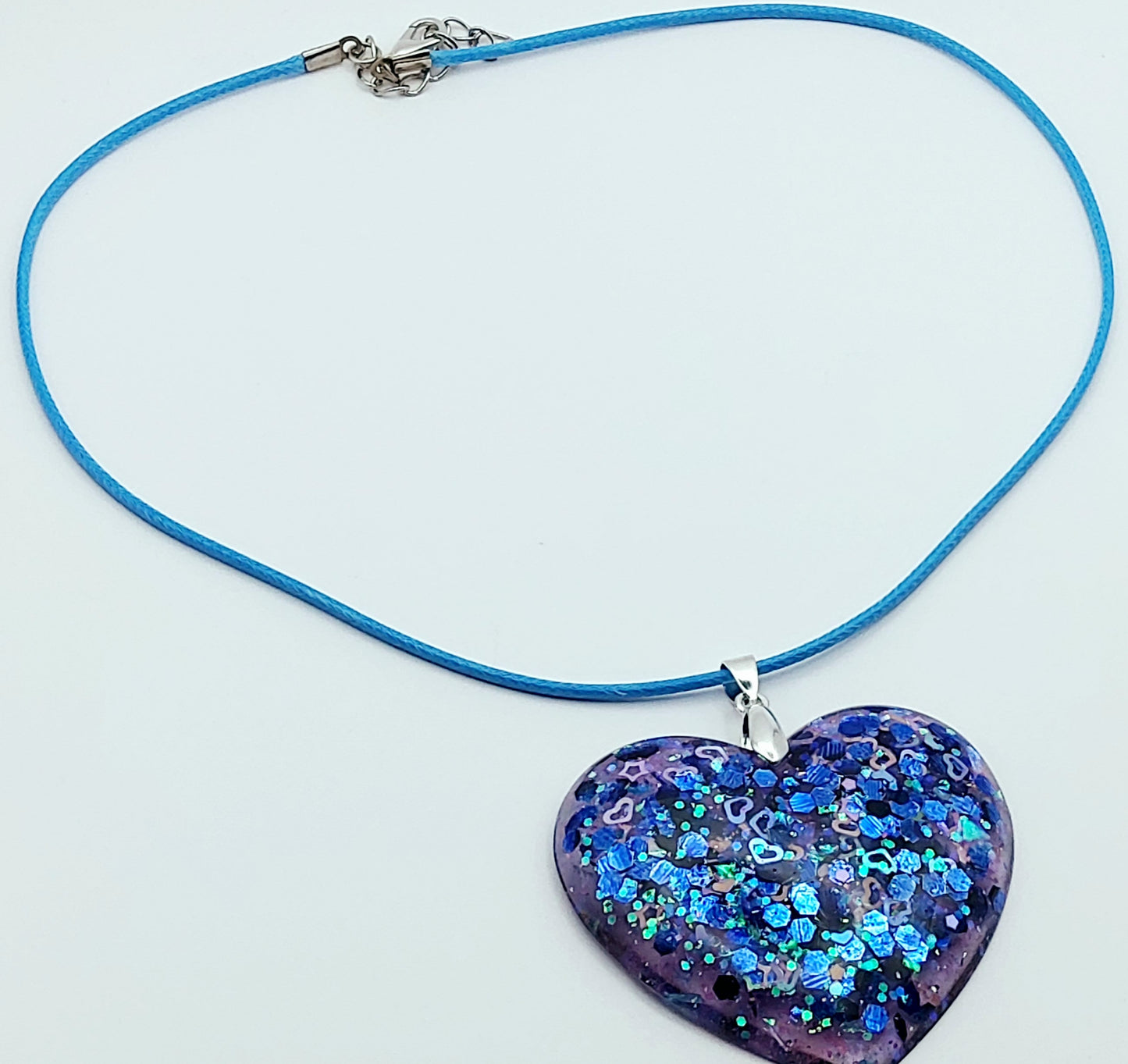 Pendentif Coeur Bleu, et paillettes - Cordon en coton ciré bleu - PRETTY RESINE