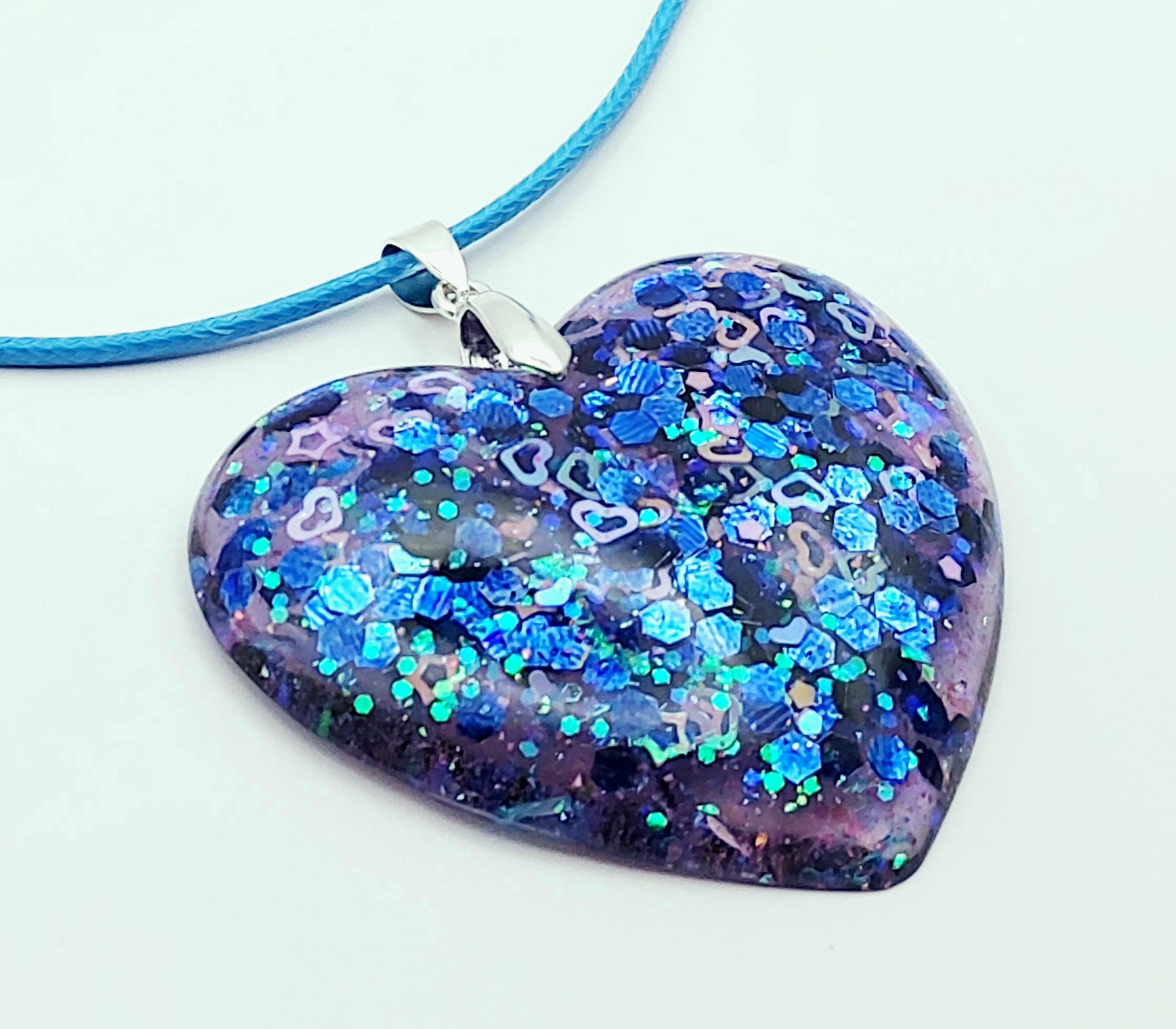 Pendentif Coeur Bleu, et paillettes - Cordon en coton ciré bleu - PRETTY RESINE