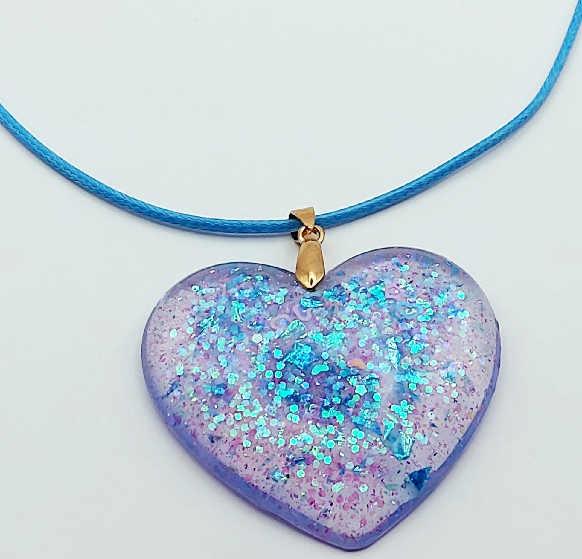 Pendentif Coeur Bleu, et paillettes, en résine - PRETTY RESINE