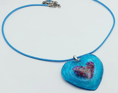 Pendentif "Coeur fleuri" en résine époxy - Bleu avec un insert de fleurs en forme de coeur