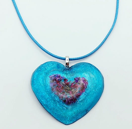 Pendentif "Coeur fleuri" en résine époxy - Bleu avec un insert de fleurs en forme de coeur