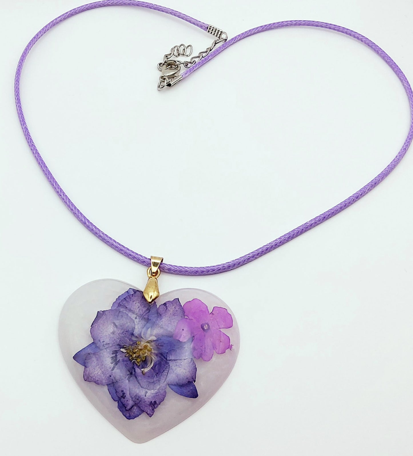 Pendentif "Coeur fleuri" en résine époxy, et son cordon en coton ciré assorti 