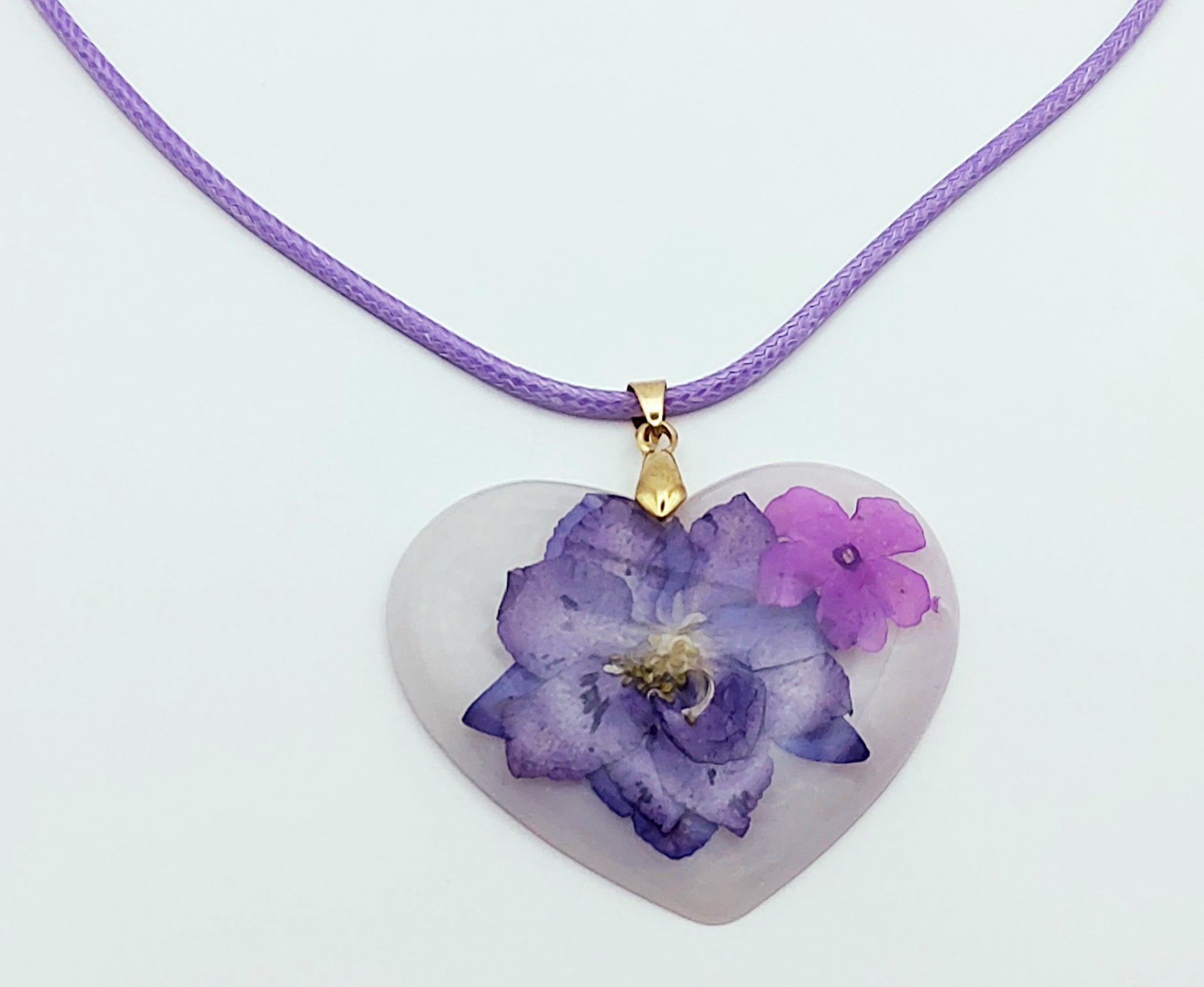 Pendentif "Coeur fleuri" blanc et fleurs mauves - Résine époxy 