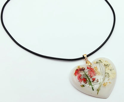 Pendentif "Coeur fleuri" avec son cordon en coton ciré