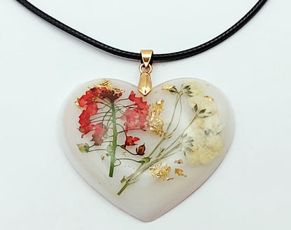 Pendentif "Coeur fleuri" en résine époxy Blanc avec fleurs rouges et blanches