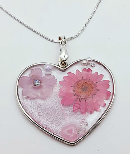 Pendentif Coeur argenté et sa chaîne - Détails des inclusions de fleurs séchées et perles - PRETTY RESINE