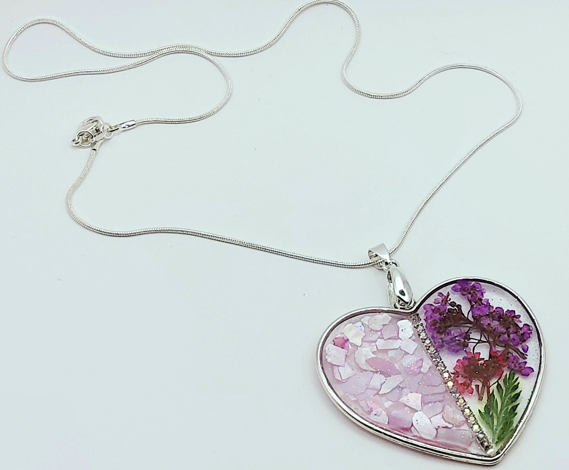 Pendentif Coeur argenté et sa chaine  - Fleurs séchées - PRETTY RESINE