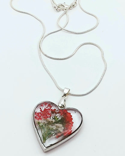 Pendentif Coeur argenté et sa chaîne - Fleurs séchées rouges et blanches - PRETTY RESINE