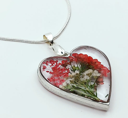 Pendentif Coeur argenté et sa chaîne  - Fleurs séchées rouges et blanches - PRETTY RESINE