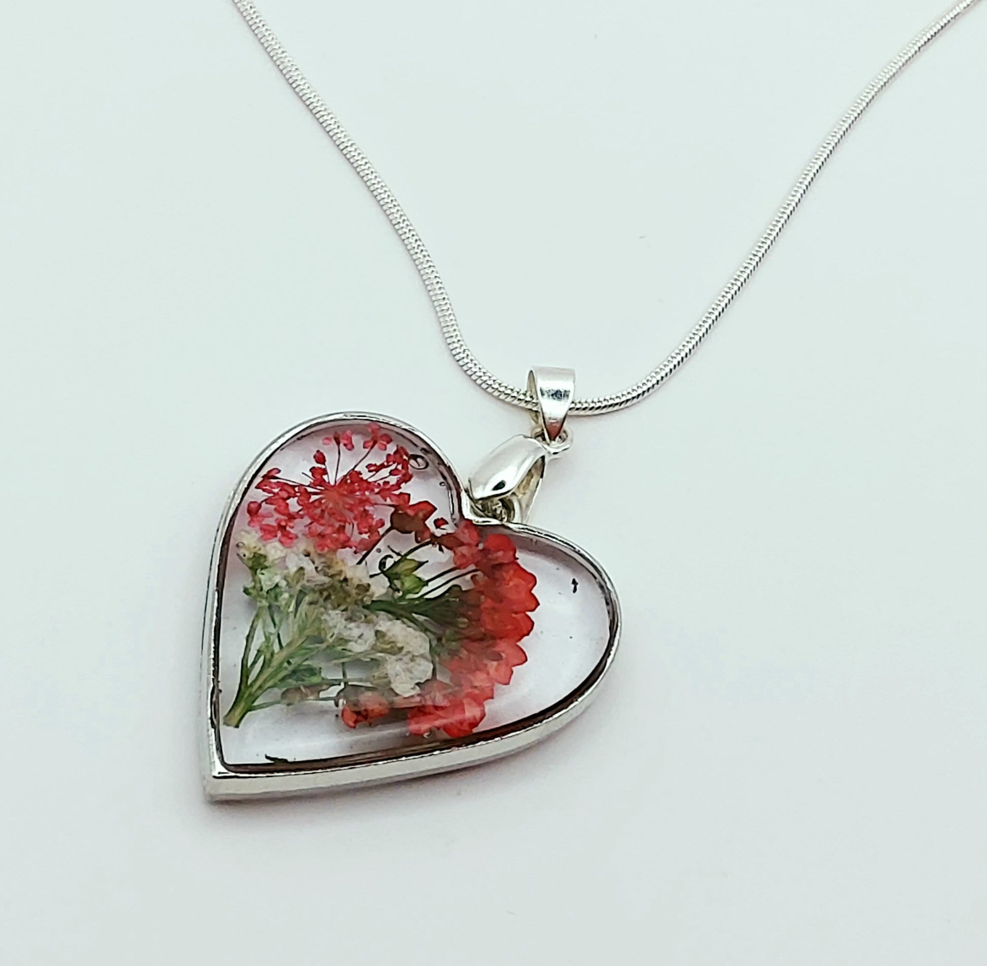 Pendentif Coeur argenté et sa chaîne - Fleurs séchées rouges et blanches - PRETTY RESINE