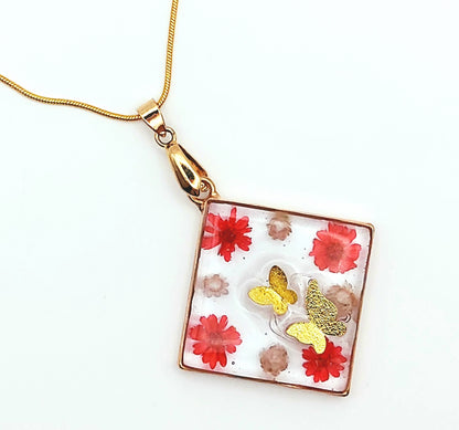 Pendentif Carré orné de fleurs séchées rouges et blanches et sa chaine - Papillons dorés - PRETTY RESINE