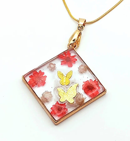 Pendentif Carré orné de fleurs séchées rouges et blanches et sa chaine - Papillons dorés - PRETTY RESINE