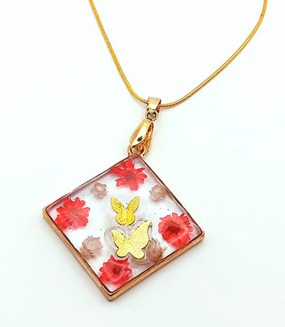 Pendentif Carré orné de fleurs séchées rouges et blanches et sa chaine - Papillons dorés - PRETTY RESINE